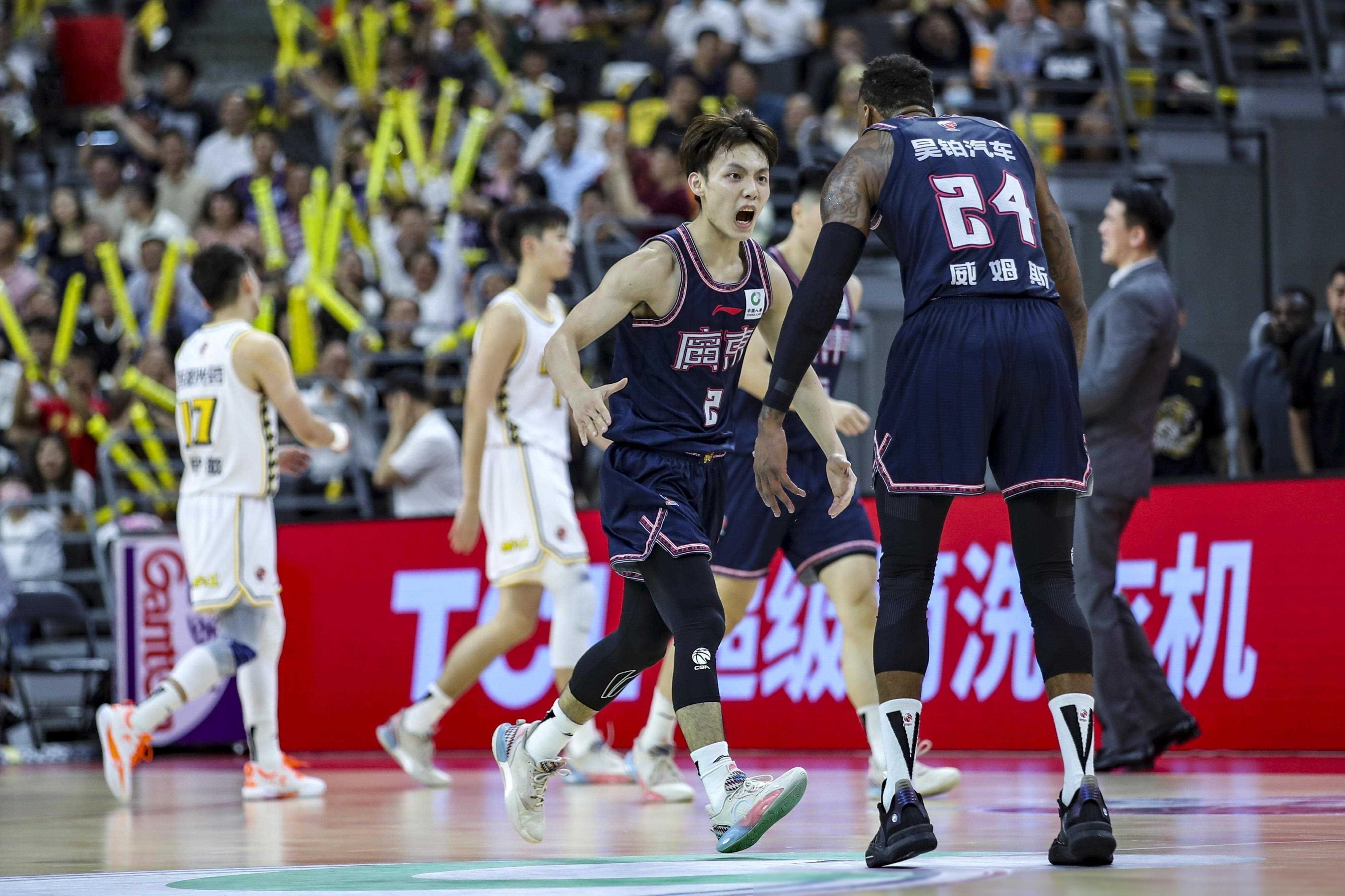 爱游戏官网 -包含深圳男篮迎CBA季后赛关键赛，加时末段外线爆发，媒体盛赞，阵容厚度经受考验的词条