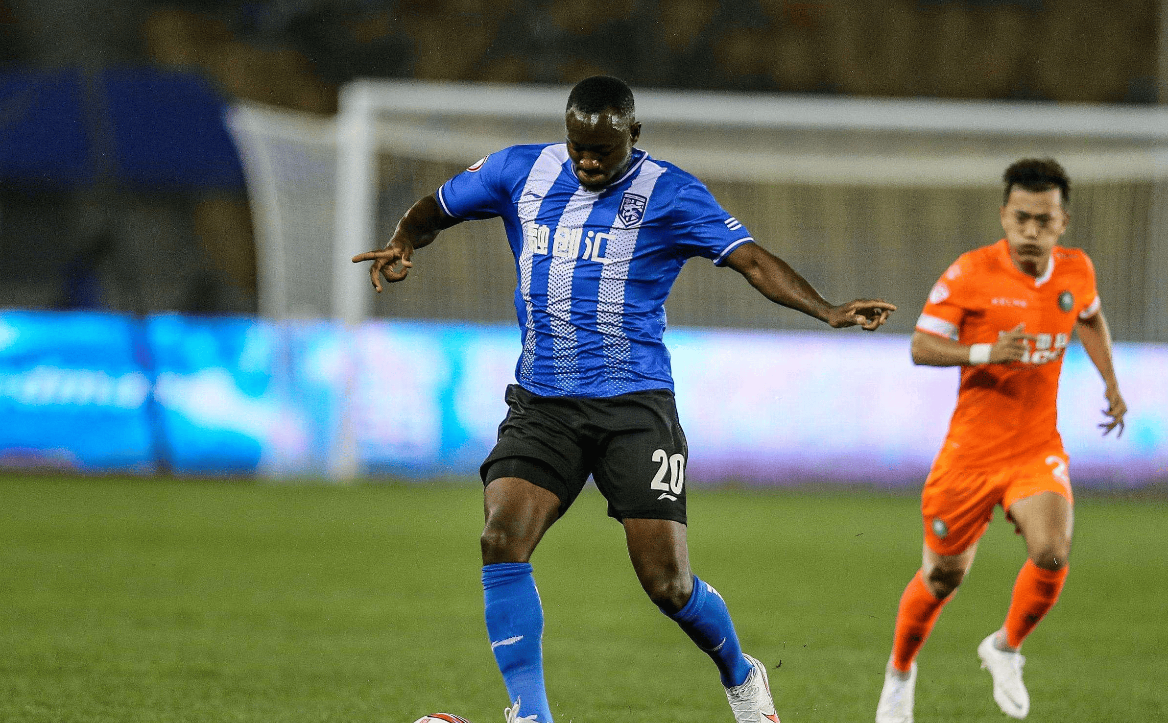 爱游戏在线登录 -集结日法国杯焦点战，上海海港临场应变，压力陡增，阵容厚度经受考验 