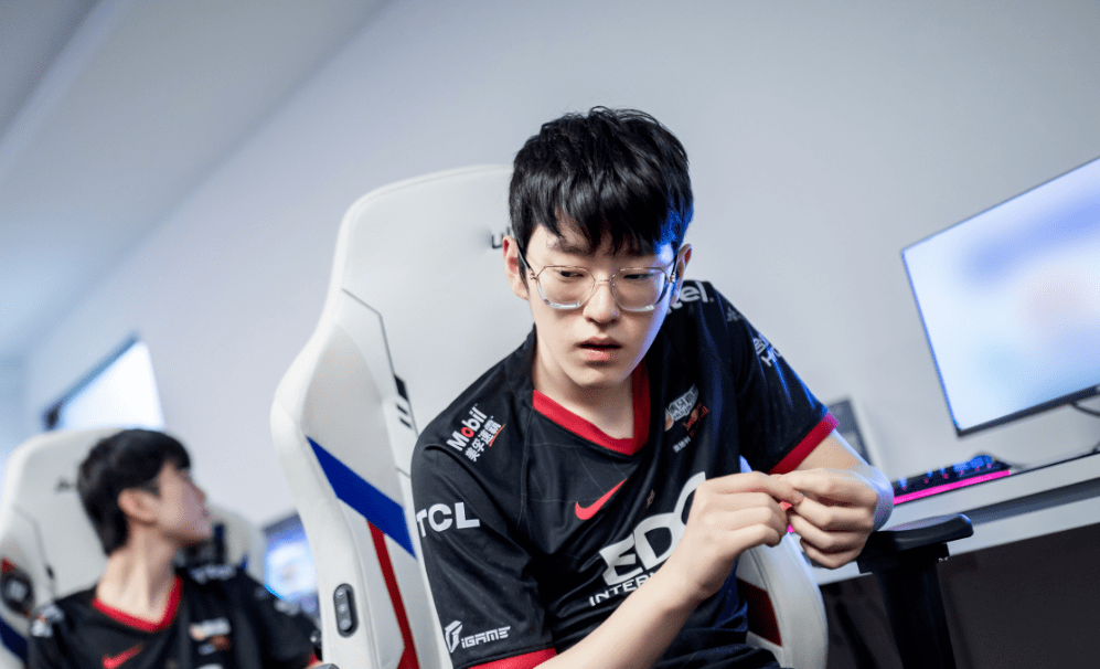 爱游戏体育 -莎拉波娃与40激战瑞士队分钟赛后战术微调，Rookie爆冷击败瑞士队看傻球迷 