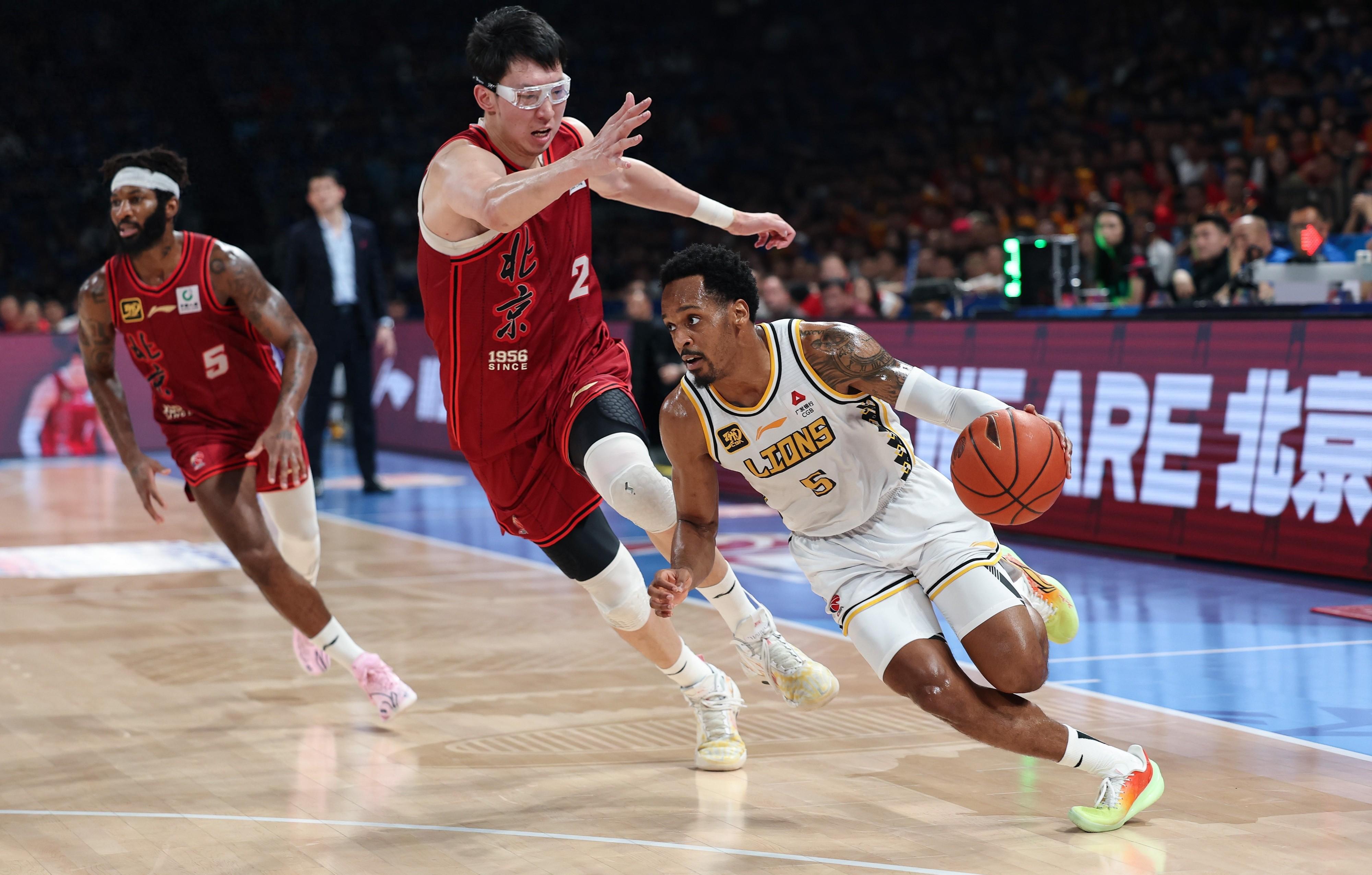 爱游戏官方网站 -浙江队训练开放日，关键时刻扳平良机引欢呼，英超在即，资深球员宣示担当 